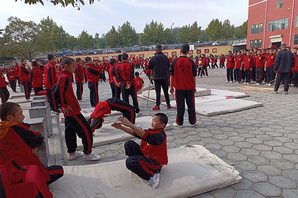 嵩山少林寺文武学校一年学费多少？【嵩山少林寺武校2024年最新学费收取标准】