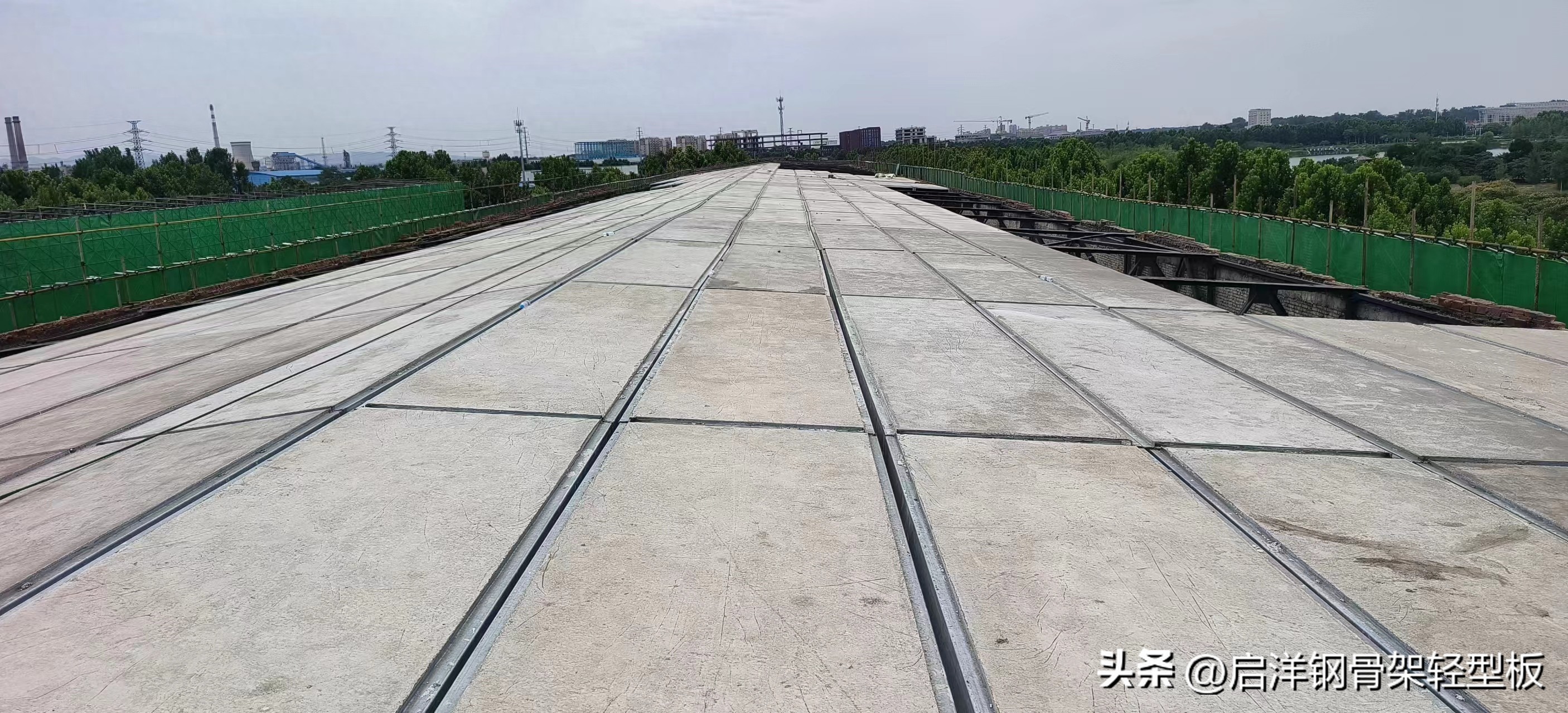 钢边框保温隔热轻型板就是东大板吗？