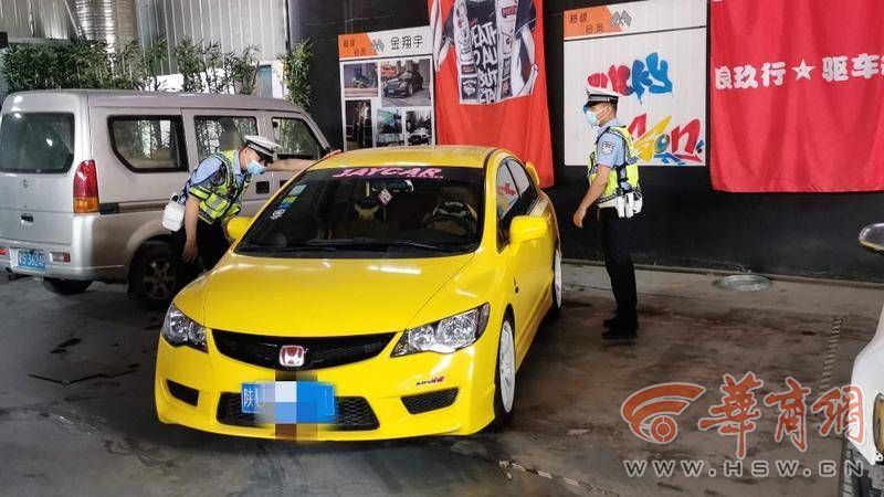 西安交警突查机动车改装店 现场查处14辆涉嫌非法改装车辆