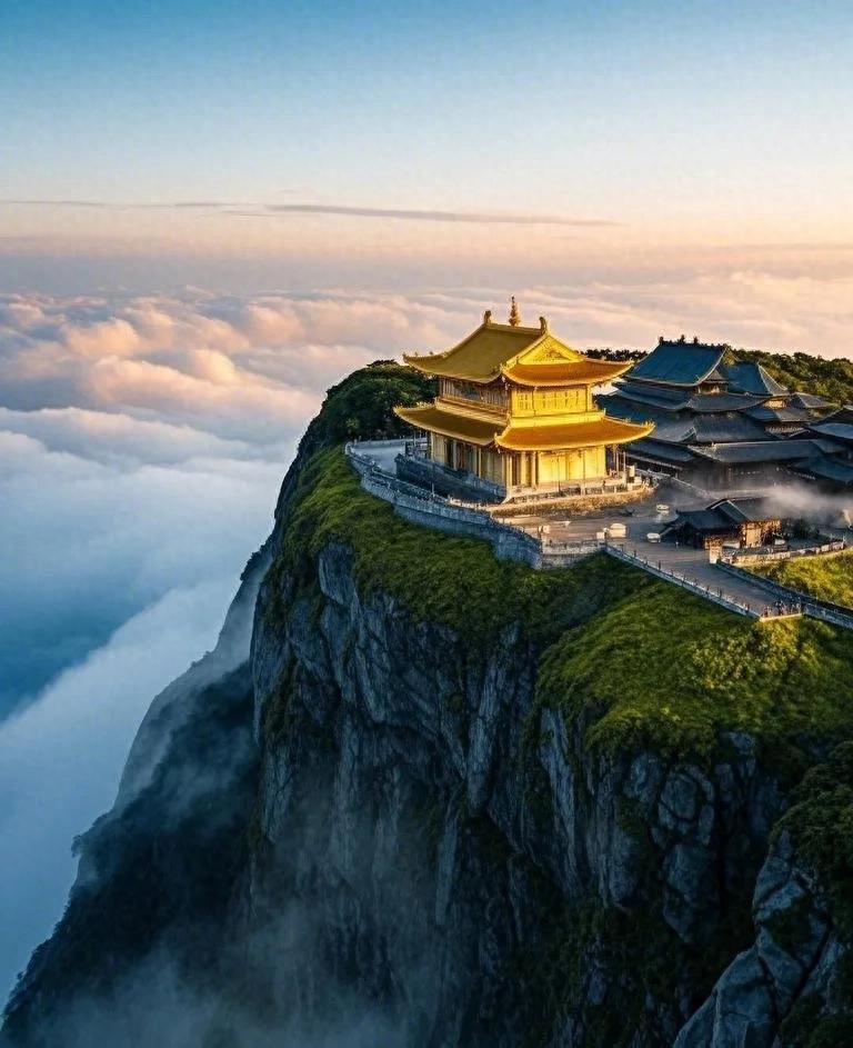 峨眉山旅游攻略：登金顶，赏云海，寻访千年古刹