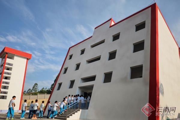 云南普洱：小学生在“地震斜楼”里练逃生